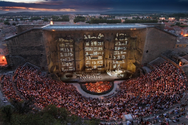 Scène de festival ou événement culturel en Provence