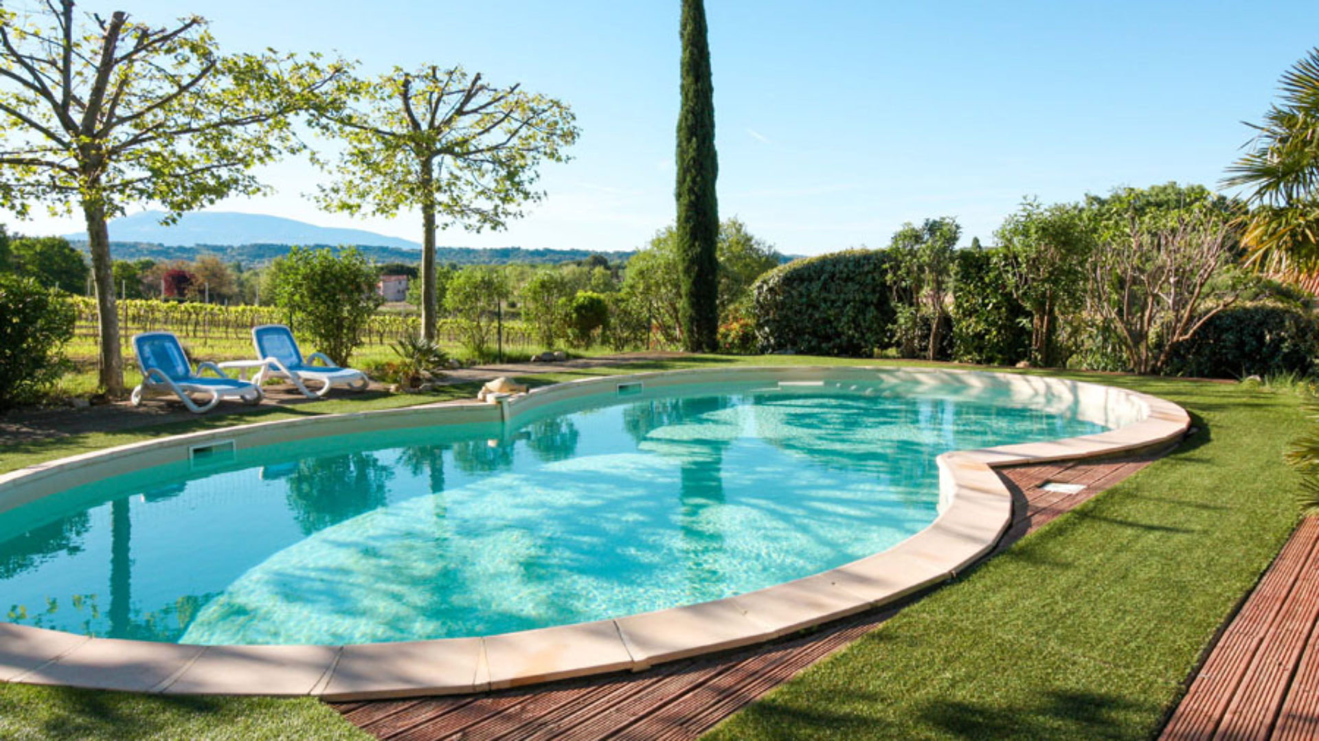 Extérieur des gîtes avec piscine et jardin